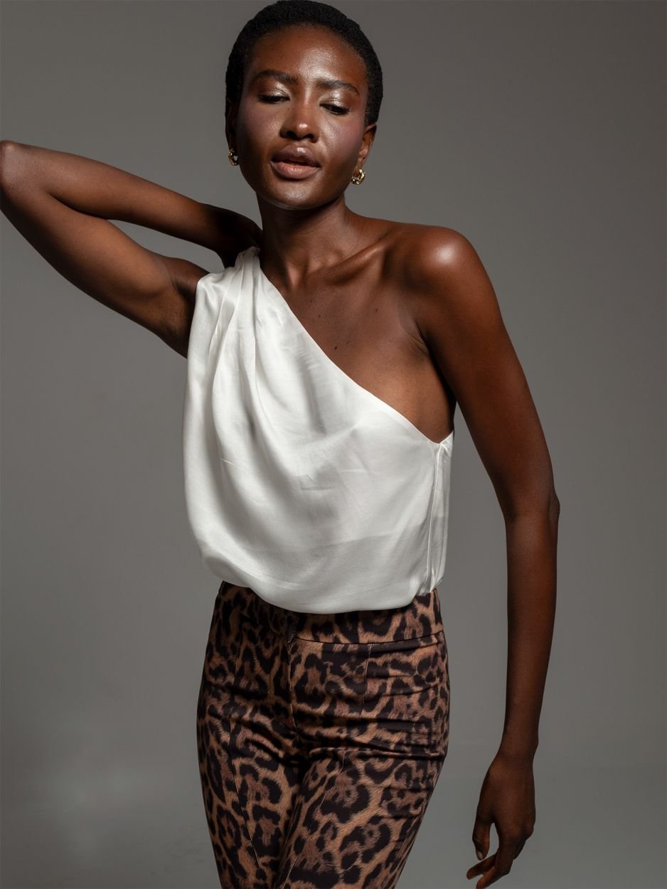 Τοπ λευκό μεταξωτό με έναν ώμο MONIQUE