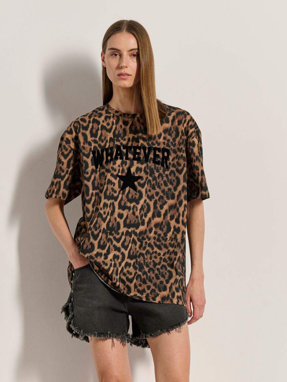 Τοπ λεοπάρ κοντομάνικο oversized με τύπωμα VITTORIA