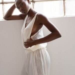 Παντελόνι οff white σε άνετη γραμμή με ιδιαίτερο ύφασμα δίχτυ στο πλάι VEUVE