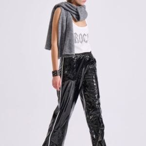 Μαύρο φαρδύ παντελόνι φόρμα από γυαλιστερό βινύλ με τρέσα STEPHIE