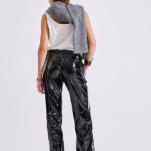 Μαύρο φαρδύ παντελόνι φόρμα από γυαλιστερό βινύλ με τρέσα STEPHIE
