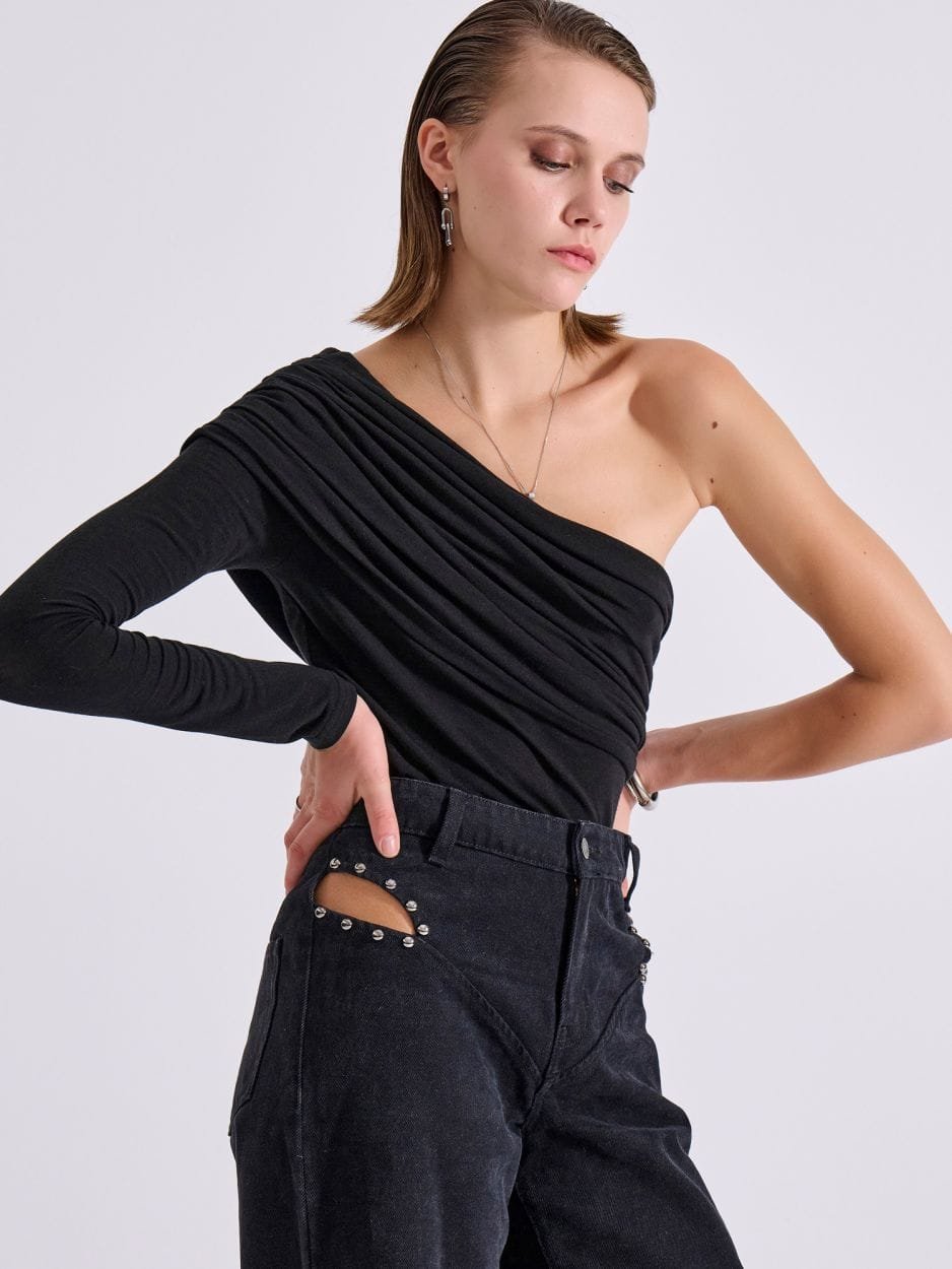 Μαύρη μπλούζα ντραπέ με ένα μανίκι AMBER