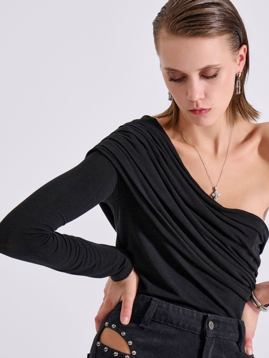 Μαύρη μπλούζα ντραπέ με ένα μανίκι AMBER