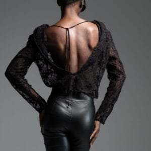 Μαύρη μπλούζα από δαντέλα με έντονους ώμους LUNA