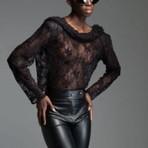 Μαύρη μπλούζα από δαντέλα με έντονους ώμους LUNA