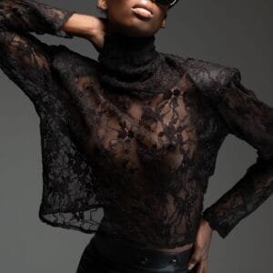 Μαύρη μπλούζα από δαντέλα με έντονους ώμους LUNA