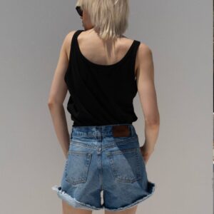 Ψηλόμεσο μπλε τζιν σορτς με cut-outs στις τσέπες ILONA