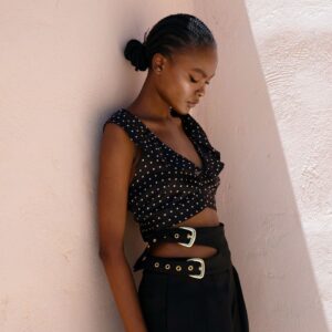 Μαύρο πουά crop top με βολάν και ελαστική πλάτη KYLEE