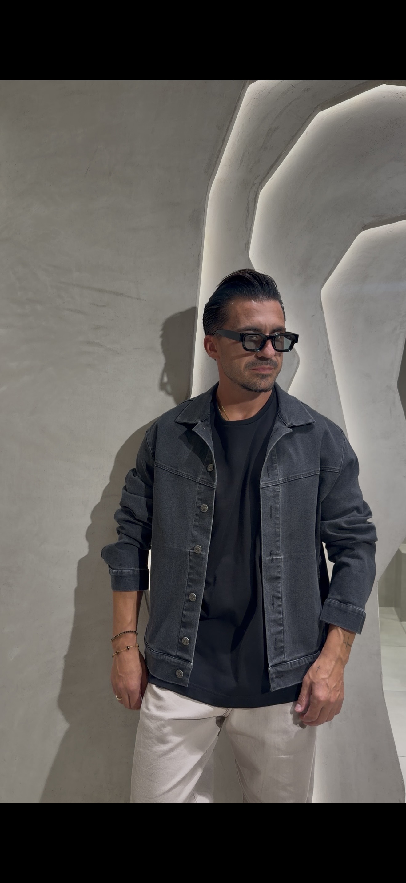 Ανδρικό Oversized Denim Jacket σε Μαύρο Χρώμα με Logo στην Πλάτη