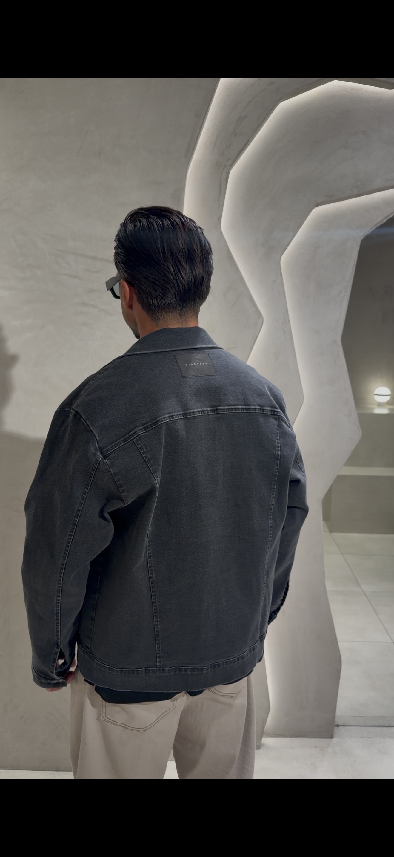 Ανδρικό Oversized Denim Jacket σε Μαύρο Χρώμα με Logo στην Πλάτη