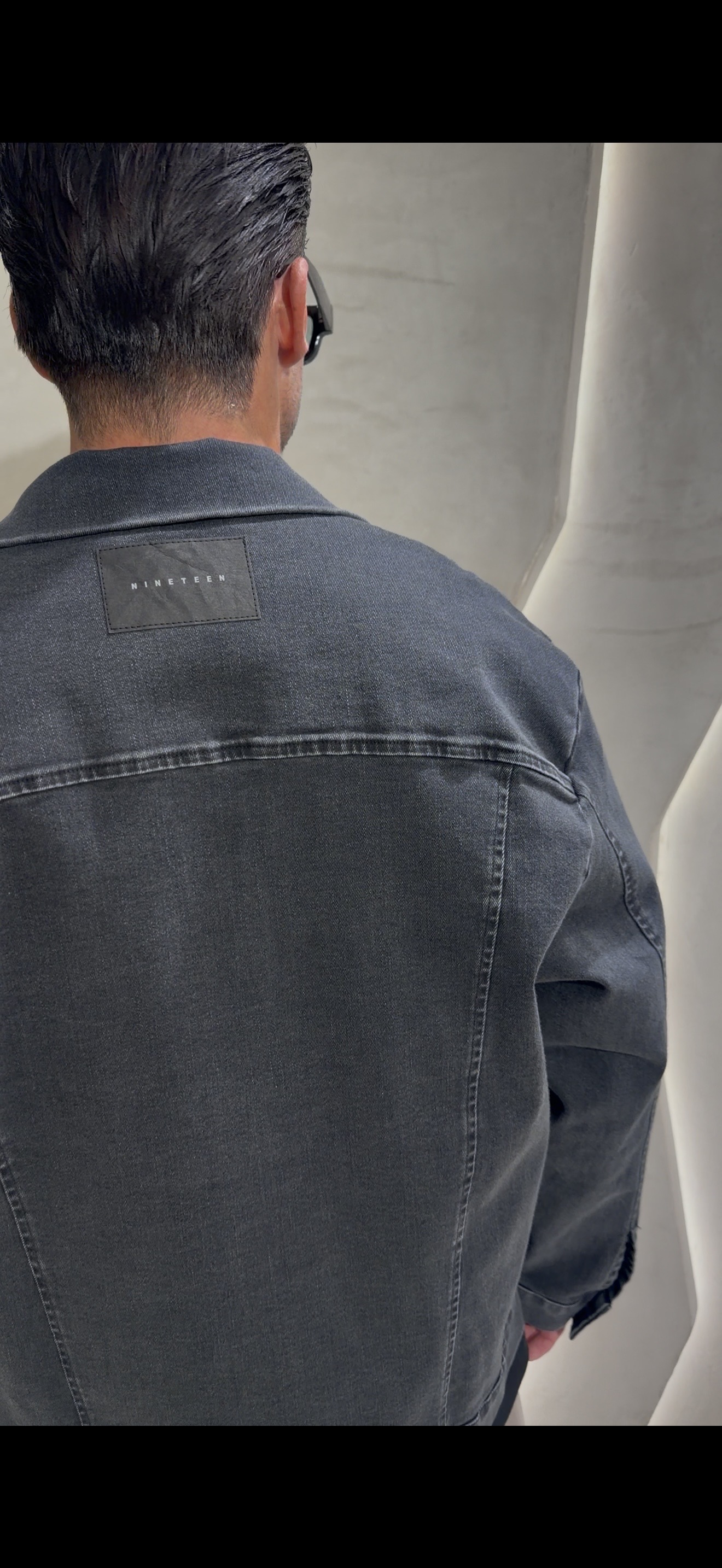 Ανδρικό Oversized Denim Jacket σε Μαύρο Χρώμα με Logo στην Πλάτη
